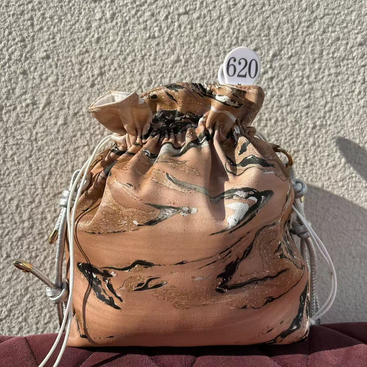 [Drawstring pouch bag 620]